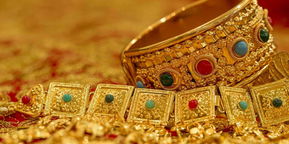 Gold price hikes by Rs 1,100 per tola